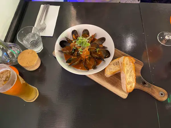 Peppered mussels with chorizo and bread